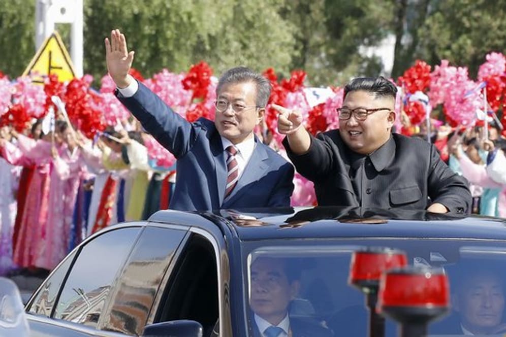Südkoreas Präsident Moon Jae In (l) und Nordkoreas Machthaber Kim Jong Un fahren durch Pjöngjang.