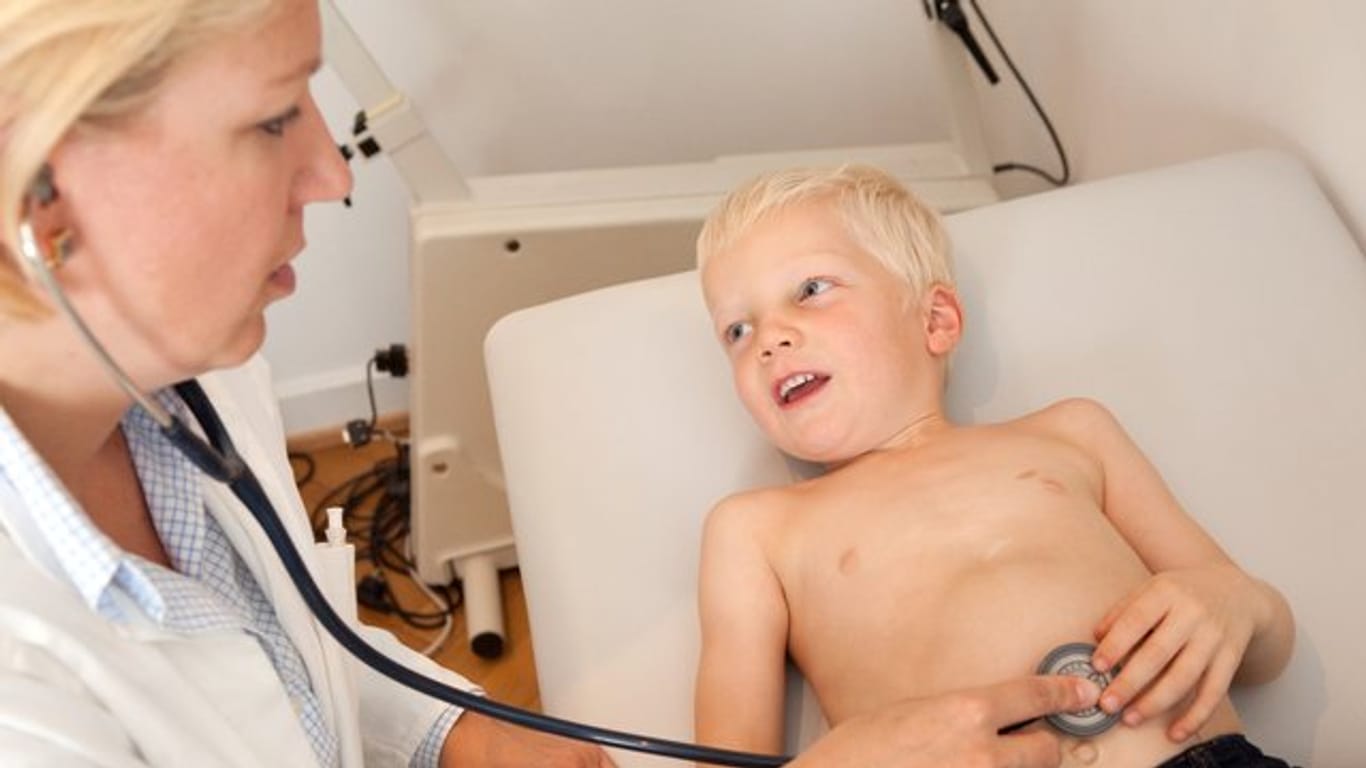 Wenn Kinder häufig Bauchweh haben, steht als erstes eine gründliche Untersuchung beim Arzt an.
