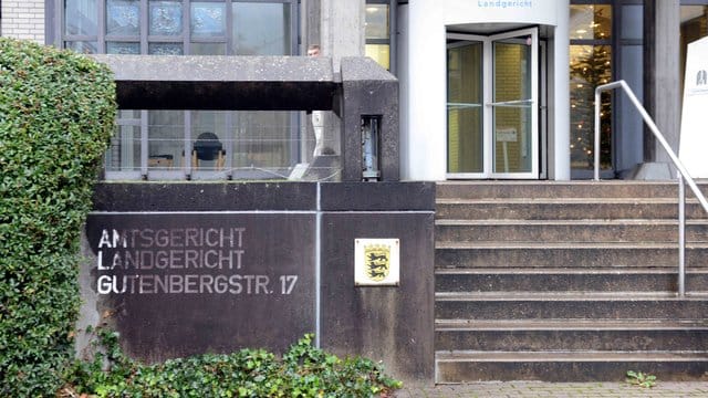 Weil er sich im Schwimmunterricht an 37 kleinen Mädchen vergangen haben soll, steht ein Schwimmlehrer in Baden-Baden vor Gericht. Weil er sich im Schwimmunterricht an 37 kleinen Mädchen vergangen haben soll, steht ein Schwimmlehrer in Baden-Baden vor Gericht.