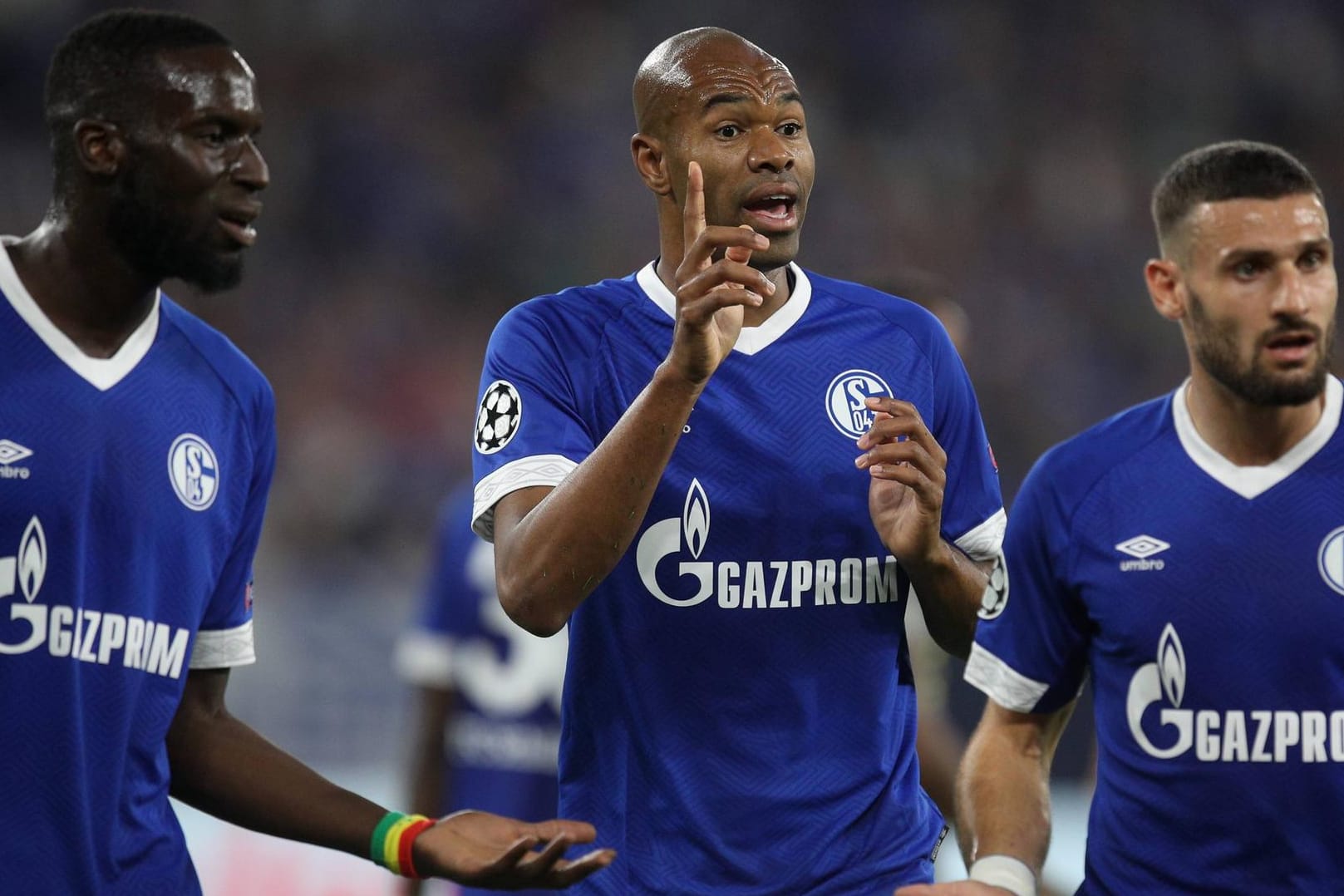 Schalkes Naldo (M.) beschwert sich: Beim zweiten Elfmeter gegen sein Team hatte er seinen Gegenspieler Marega nur leicht berührt.