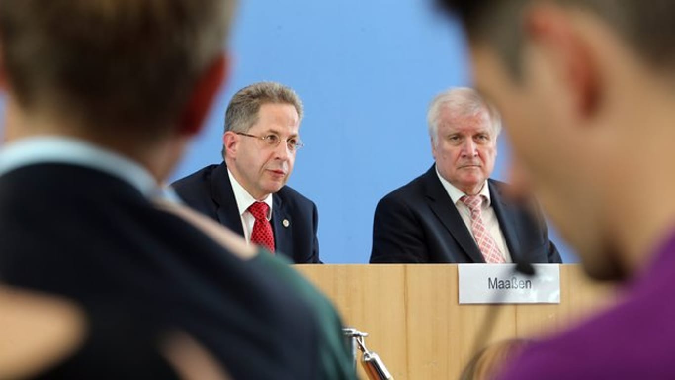 Horst Seehofer neben Hans-Georg Maaßen während einer Präsentation 2017.
