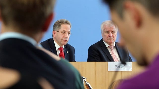 Horst Seehofer neben Hans-Georg Maaßen während einer Präsentation 2017. Horst Seehofer neben Hans-Georg Maaßen während einer Präsentation 2017.