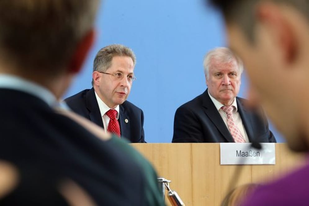 Horst Seehofer neben Hans-Georg Maaßen während einer Präsentation 2017.