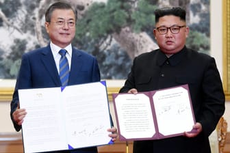 Südkoreas Präsident Moon Jae In mit Nordkoreas Machthaber Kim Jong Un: Sie wollen eine gemeinsame Bewerbung für Olympia 2032 planen.