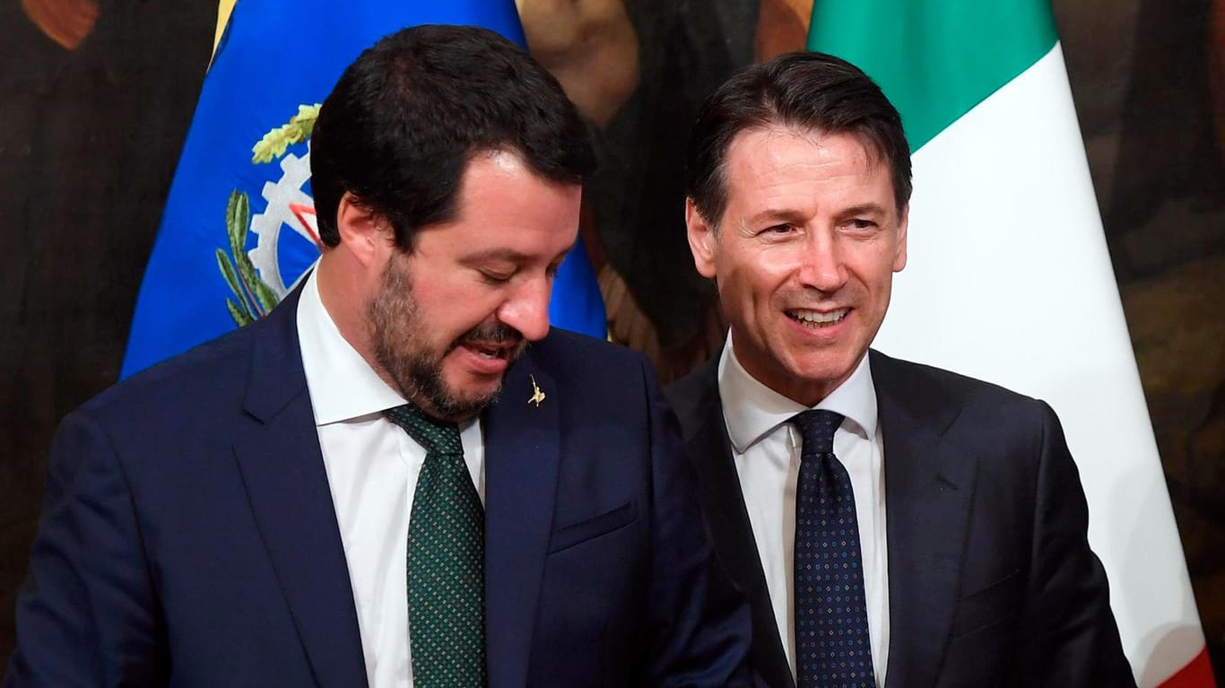 Italiens Ministerpräsident Giuseppe Conte (re.) neben Innenminister Matteo Salvini: Die rechte Regierung Italiens setzte die EU beim Thema Migration heftig unter Druck.