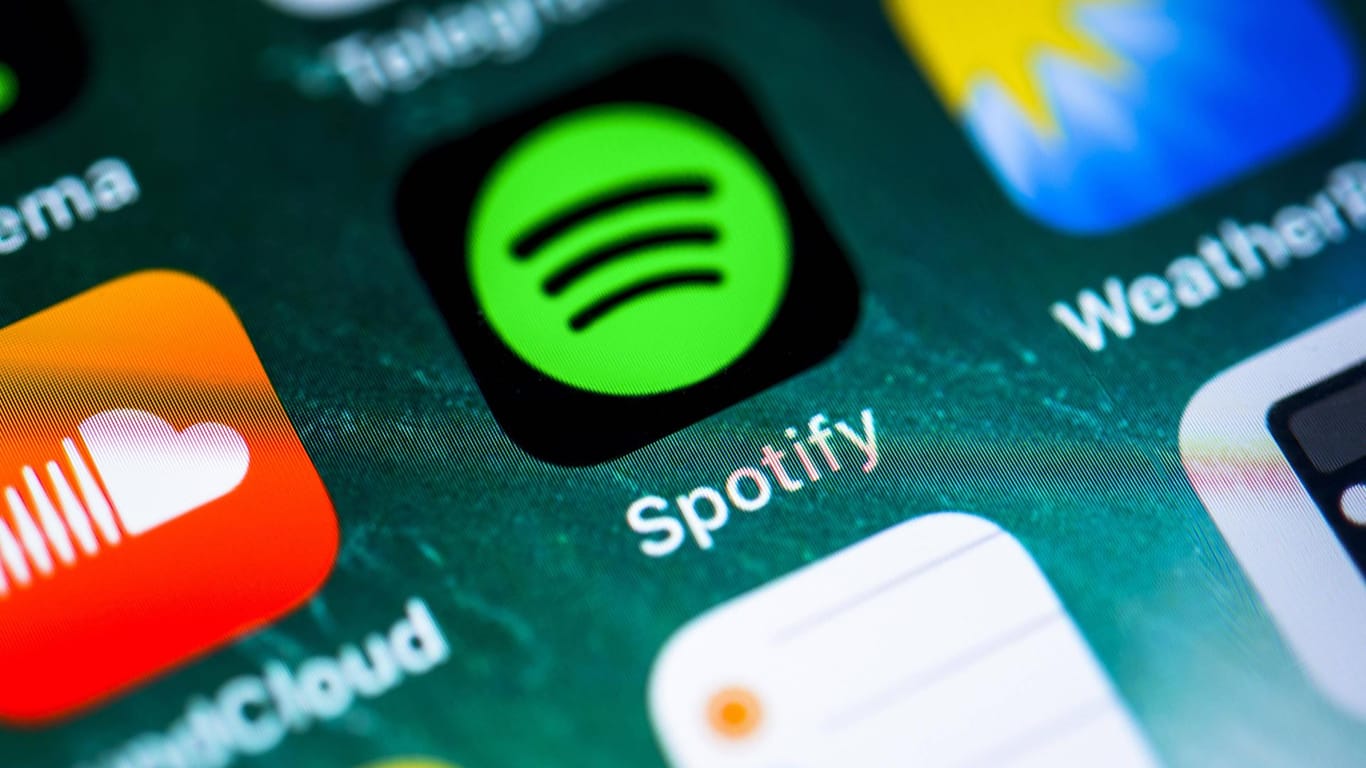 Spotify-App auf einem iPhone: Der Streaming-Anbieter fragt künftig die Standortdaten der Nutzer ab, um Betrug zu verhindern.