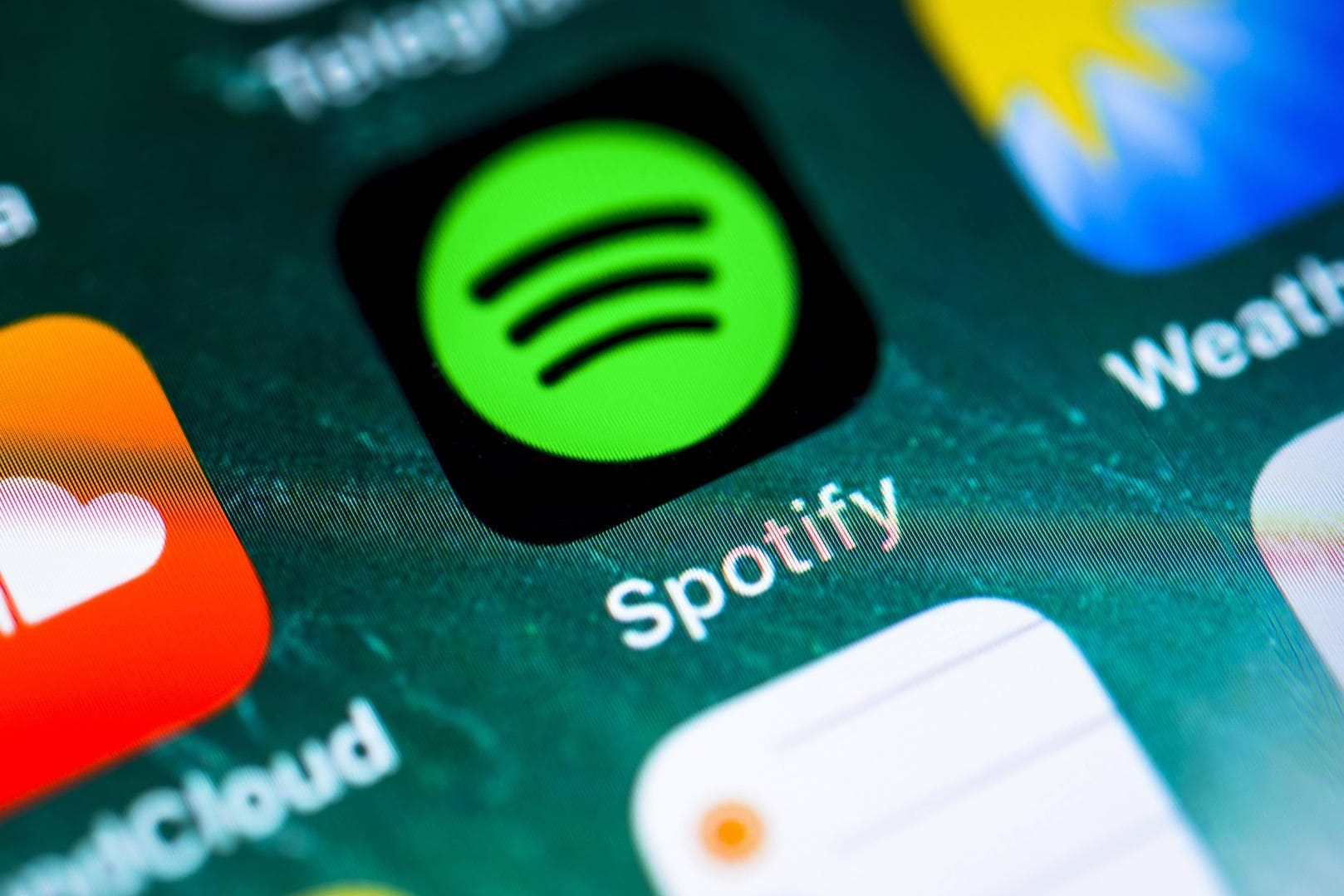 Spotify-App auf einem iPhone: Der Streaming-Anbieter fragt künftig die Standortdaten der Nutzer ab, um Betrug zu verhindern.