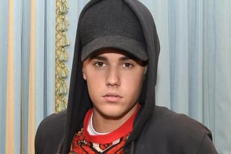 Der kanadische Sänger Justin Bieber singt in London auf offener Straße.