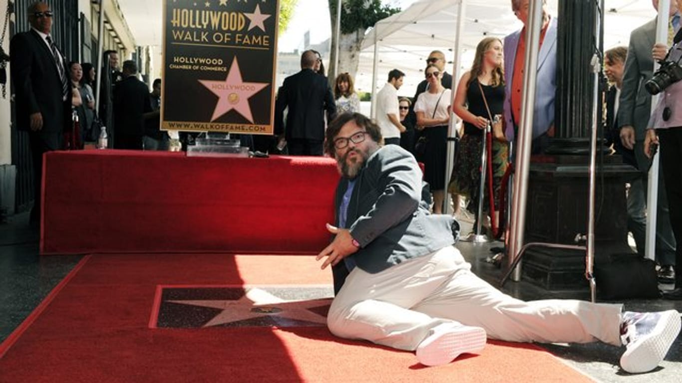 Der Schauspieler und Komiker Jack Black räkelt sich auf seiner Sternenplakette.