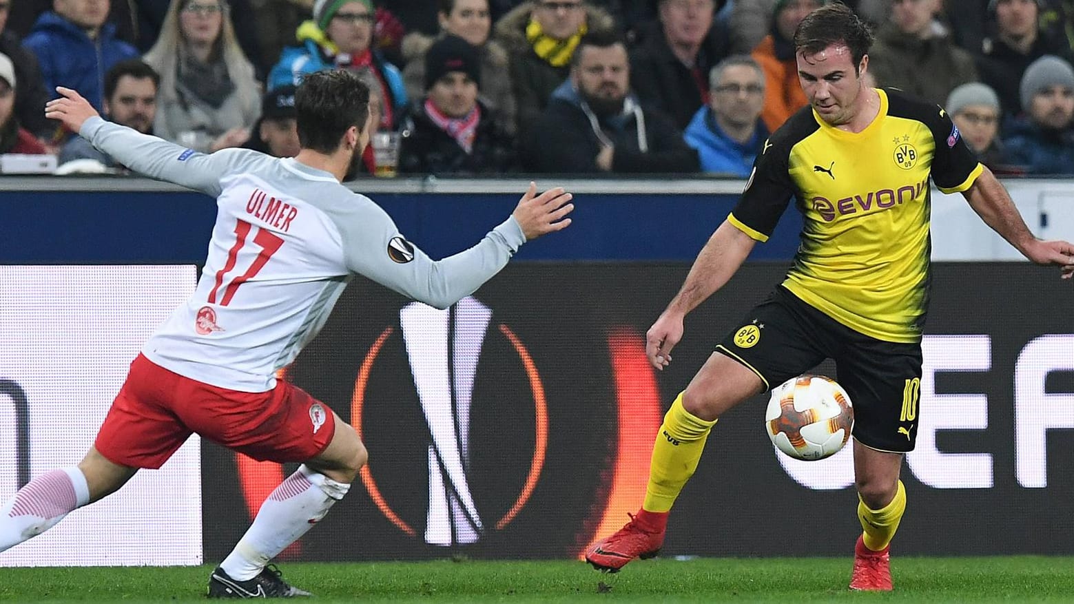 Andreas Ulmer (l.) im Duell mit Mario Götze im Europa-League-Achtelfinale der vergangenen Saison.