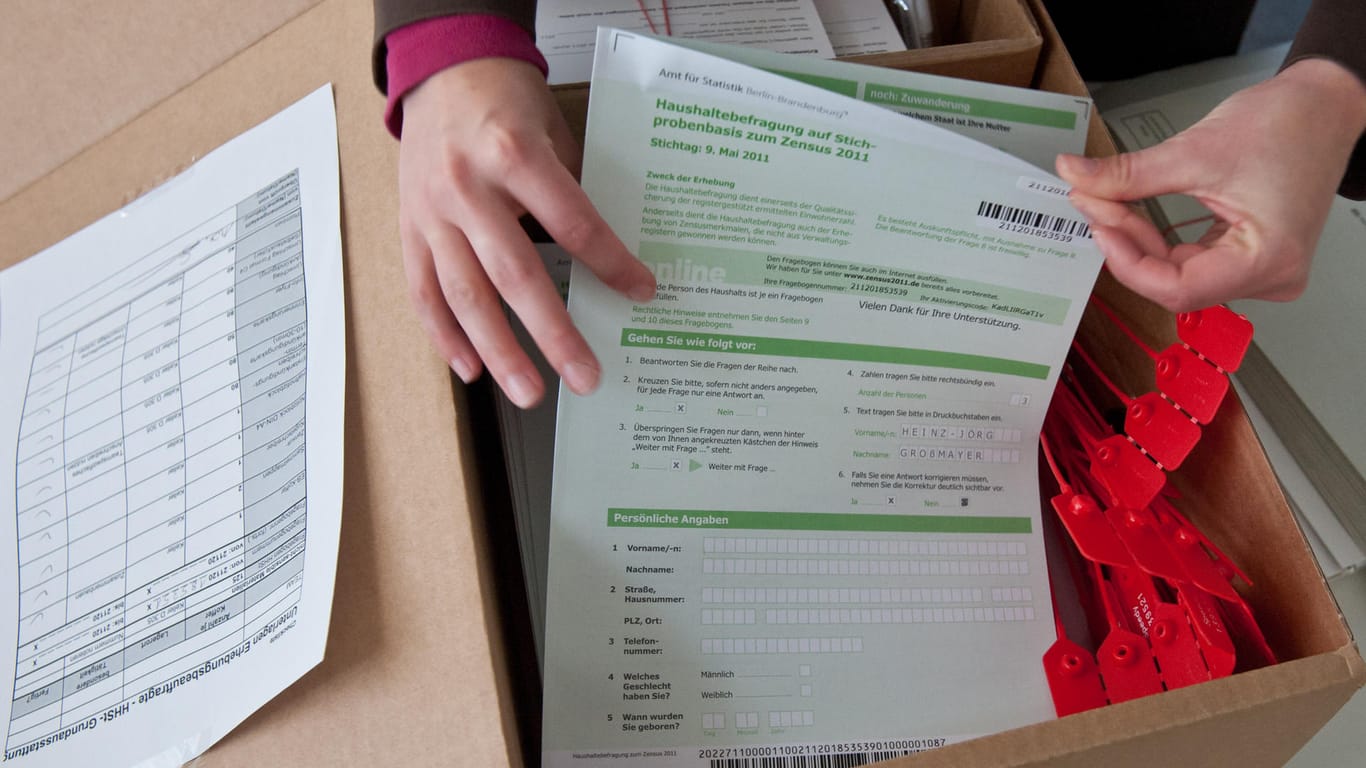 Eine Person nimmt einen Stapel mit Fragebögen zum Zensus 2011 in Berlin und Brandenburg aus einem Karton: Die Erhebung war verfassungsgemäß.