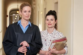 Die blinde Anwältin Romy Heiland (Lisa Martinek, l) und ihre eigensinnige Assistentin Ada Holländer (Anna Fischer) arbeiten in Berlin.