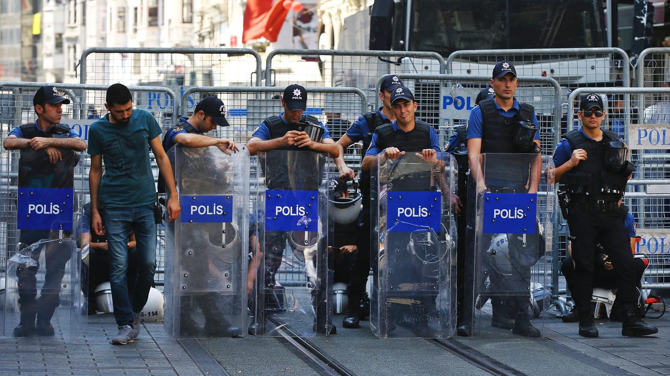 Polizisten in Istanbul: Auch im Ausland will die türkische Regierung Gegner verhaften lassen.