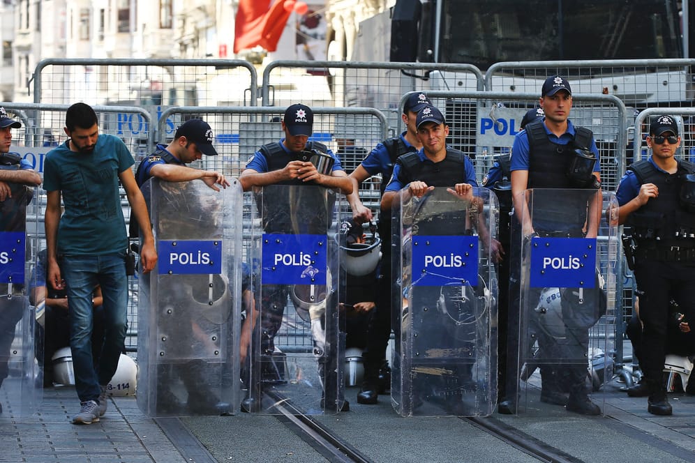 Polizisten in Istanbul: Auch im Ausland will die türkische Regierung Gegner verhaften lassen.