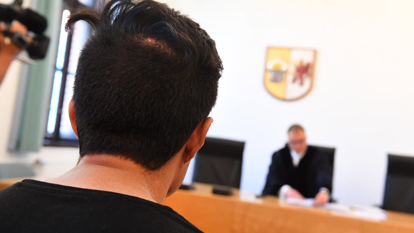 Asylbewerber vor Gericht: Nasibullah S. sitzt im Verwaltungsgericht Greifswald.