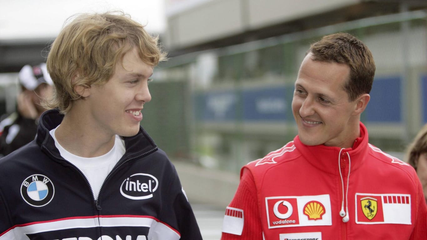 Kennen sich schon lange: Michael Schumacher (r.) im Jahr 2006 mit dem damaligen BMW-Testfahrer Sebastian Vettel.
