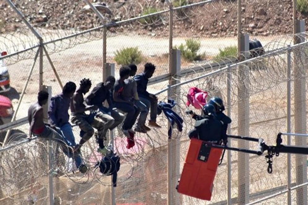 Ansturm auf Europa: Flüchtlinge auf dem Grenzzaun der spanischen Exklave Ceuta, die auf marokkanischem Gebiet liegt.