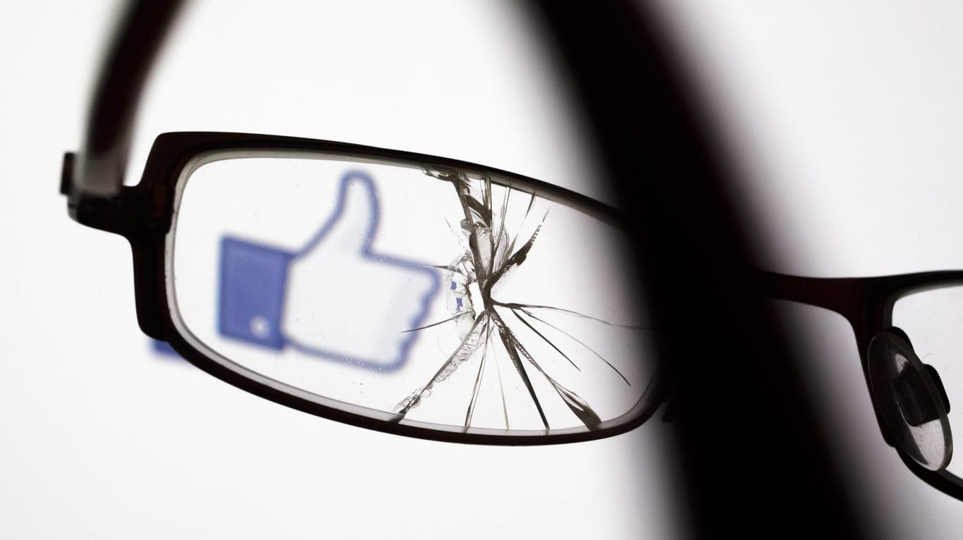Der Facebook-Daumen ist durch eine kaputte Brille zu sehen: In den USA droht dem sozialen Netzwerk eine Klage wegen diskriminierender Werbepraktiken.