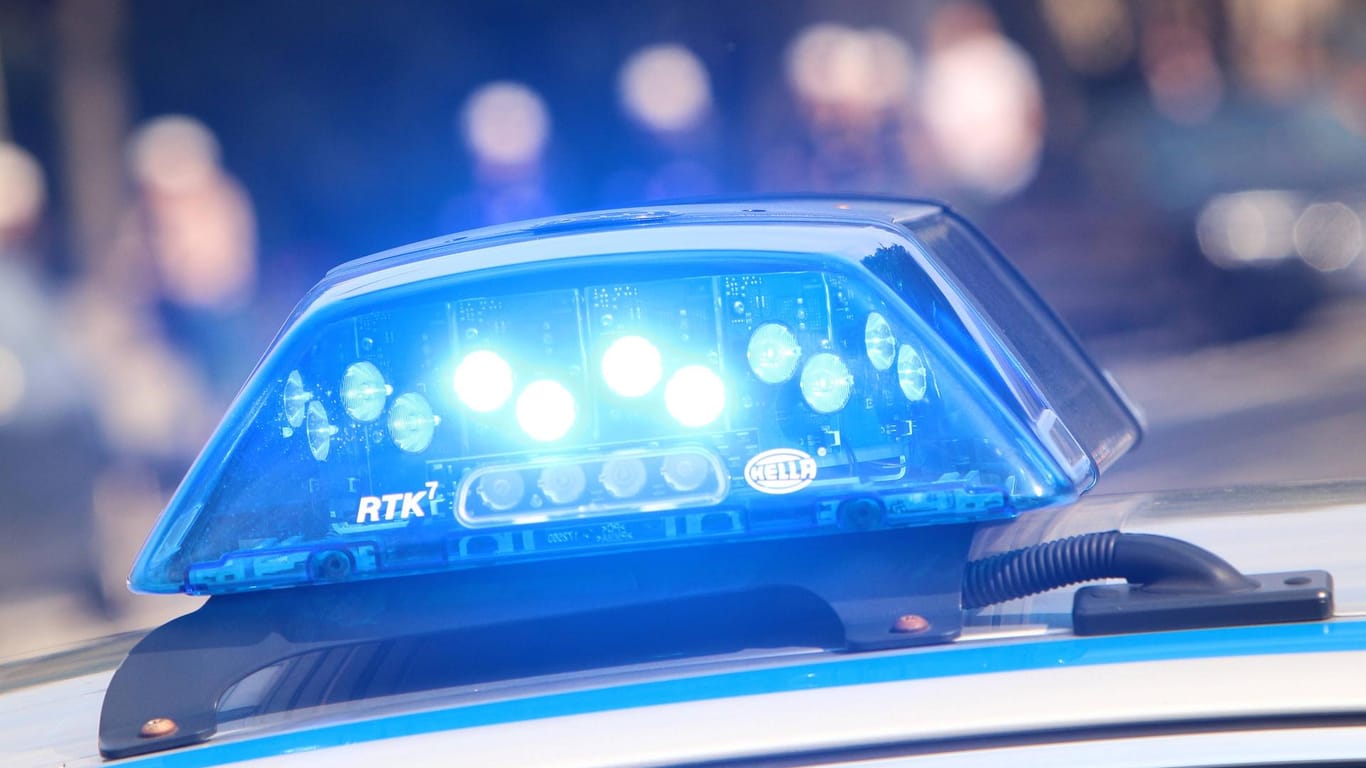 Blaulicht der Polizei: Ein Gewaltverbrechen in Krefeld beschäftigt die Polizei.