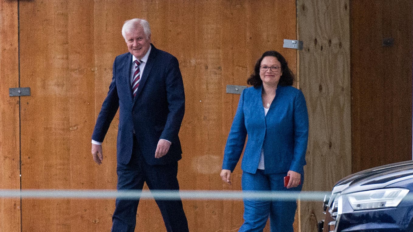 Horst Seehofer (l, CSU) und Andrea Nahles (SPD): Die Regierungsparteien haben sich auf eine Lösung in der Causa Maaßen geeinigt. Die findet allerdings wenig Zuspruch.