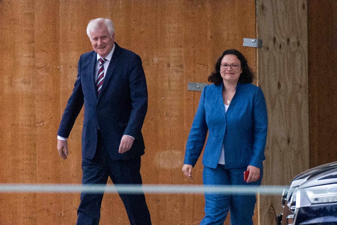 Horst Seehofer (l, CSU) und Andrea Nahles (SPD): Die Regierungsparteien haben sich auf eine Lösung in der Causa Maaßen geeinigt. Die findet allerdings wenig Zuspruch.