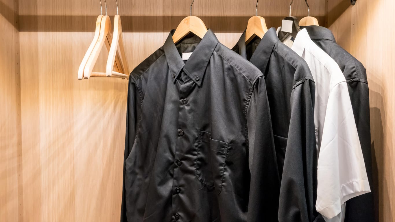 Hemden im Kleiderschrank: Es ist allgemein üblich, zu einer Beerdigung schwarze oder zumindest dunkle Bekleidung zu tragen.