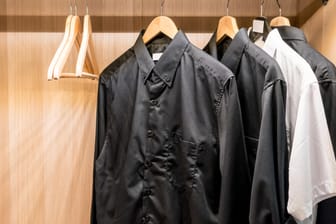 Hemden im Kleiderschrank: Es ist allgemein üblich, zu einer Beerdigung schwarze oder zumindest dunkle Bekleidung zu tragen.