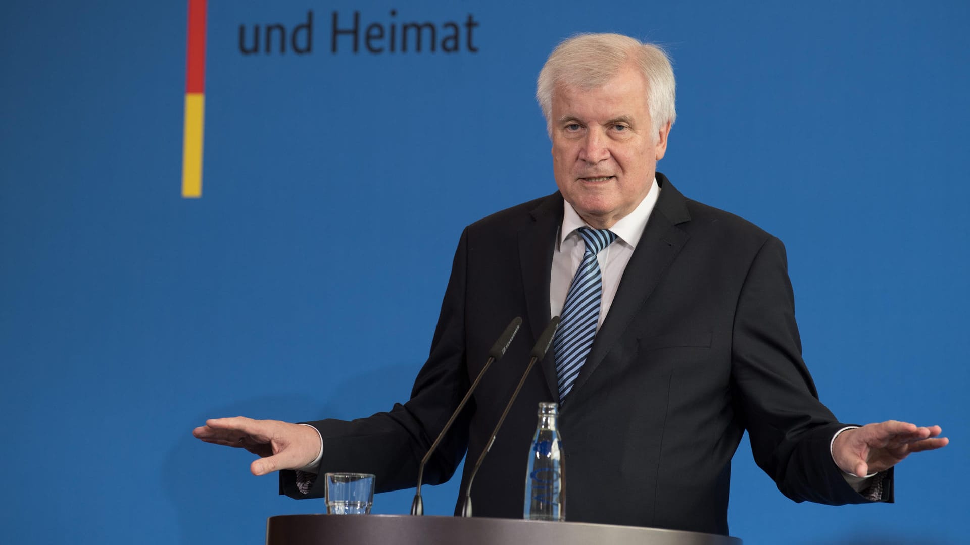 Horst Seehofer (CSU) spricht während einer Pressekonferenz im Innenministerium: Der Innenminister hat seine Entscheidung, an Maaßen festzuhalten, demonstrativ verteidigt.