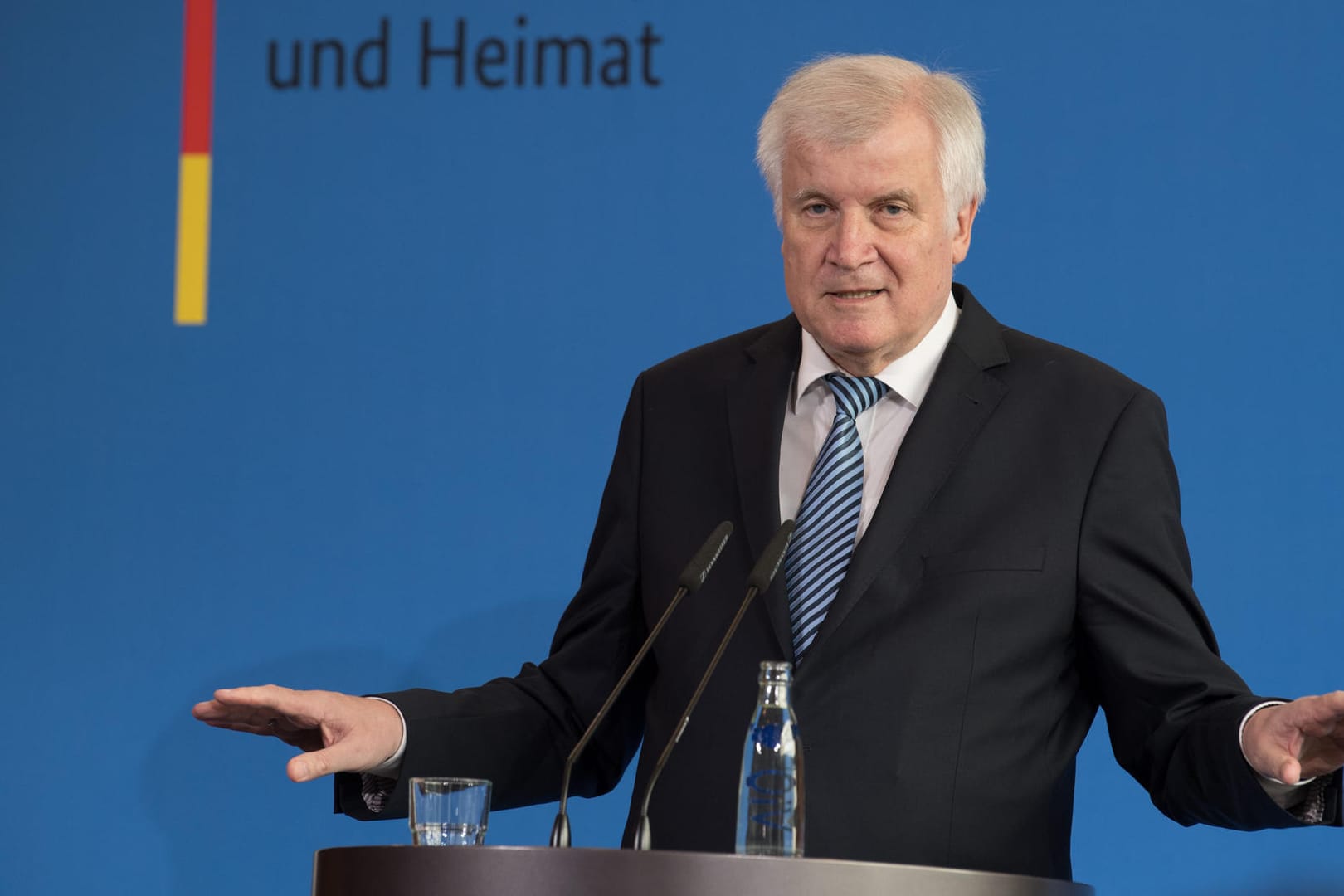 Horst Seehofer (CSU) spricht während einer Pressekonferenz im Innenministerium: Der Innenminister hat seine Entscheidung, an Maaßen festzuhalten, demonstrativ verteidigt.