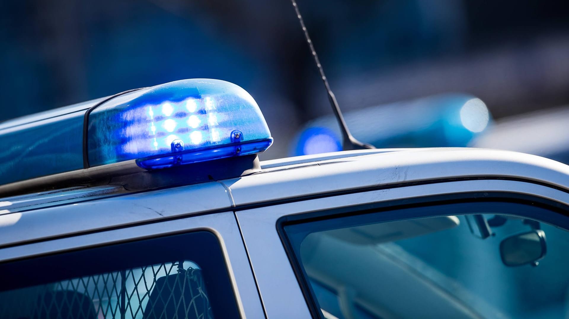 Polizeiauto mit Blaulicht: Gegen 14 Kunden des Verdächtigen wurden Ermittlungsverfahren eingeleitet. Polizeiauto mit Blaulicht: Gegen 14 Kunden des Verdächtigen wurden Ermittlungsverfahren eingeleitet.