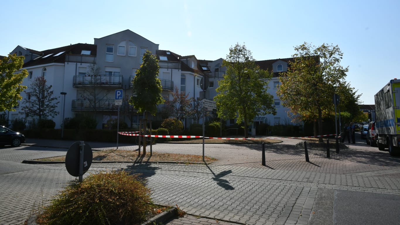 Abgesperrtes Mehrfamilienhaus in Hessen: Wegen eines möglichen Sprengsatzfundes wurden mehrere Gebäude, darunter eine Schule, evakuiert.