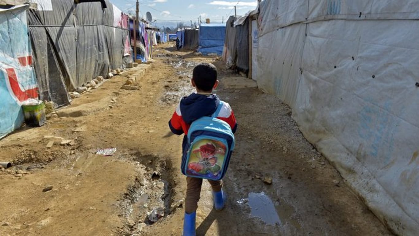 Ein syrisches Flüchtlingskind auf dem Weg zur Schule im libanesischen Qab Elias.