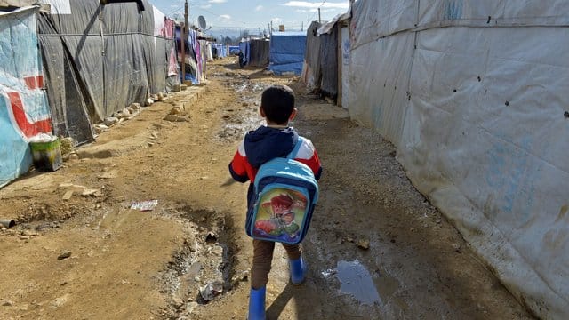 Ein syrisches Flüchtlingskind auf dem Weg zur Schule im libanesischen Qab Elias. Ein syrisches Flüchtlingskind auf dem Weg zur Schule im libanesischen Qab Elias.