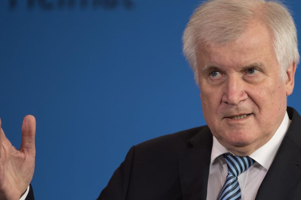 Innenminister Horst Seehofer: Sein Ministerium schafft Platz für Maaßen