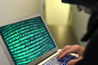 Wirre Zahlen und Buchstaben auf einem Computerbildschirm: Beim Download von Programmen sollten Verbraucher aufpassen, dass sie sich keine Schadsoftware einfangen.