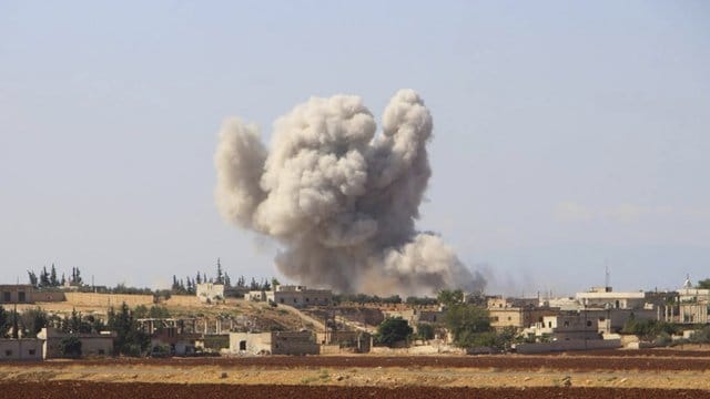 Luftangriff der syrischen Regierung bei Idlib.