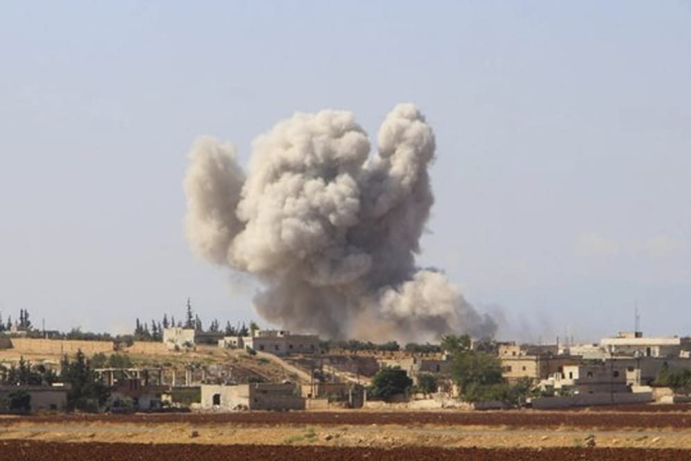 Luftangriff der syrischen Regierung bei Idlib.