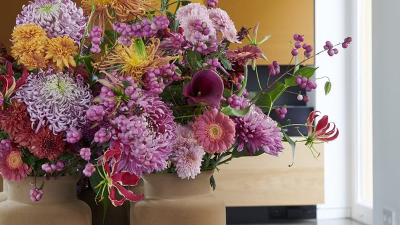 Chrysanthemen ergeben gemeinsam mit violetten Calla und rosa Gerbera einen prächtigen Strauß.