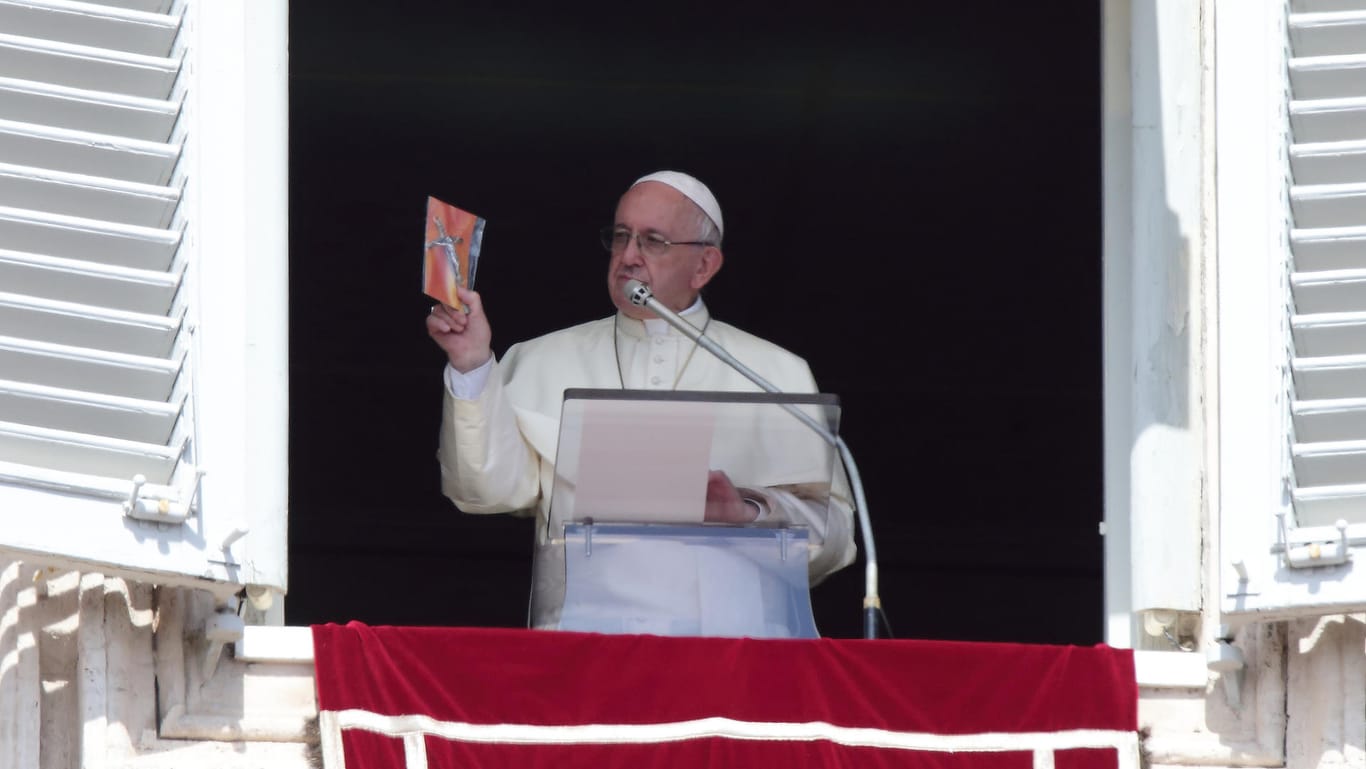Papst Franziskus hält das Angelusgebet auf dem Petersplatz im Vatikan: Als Bischof von Rom ist er das Oberhaupt der römisch-katholischen Kirche.