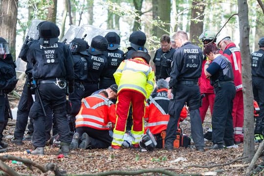 Notärzte versuchten vergeblich, das Leben des abgestürzten Journalisten im Hambacher Forst zu retten.