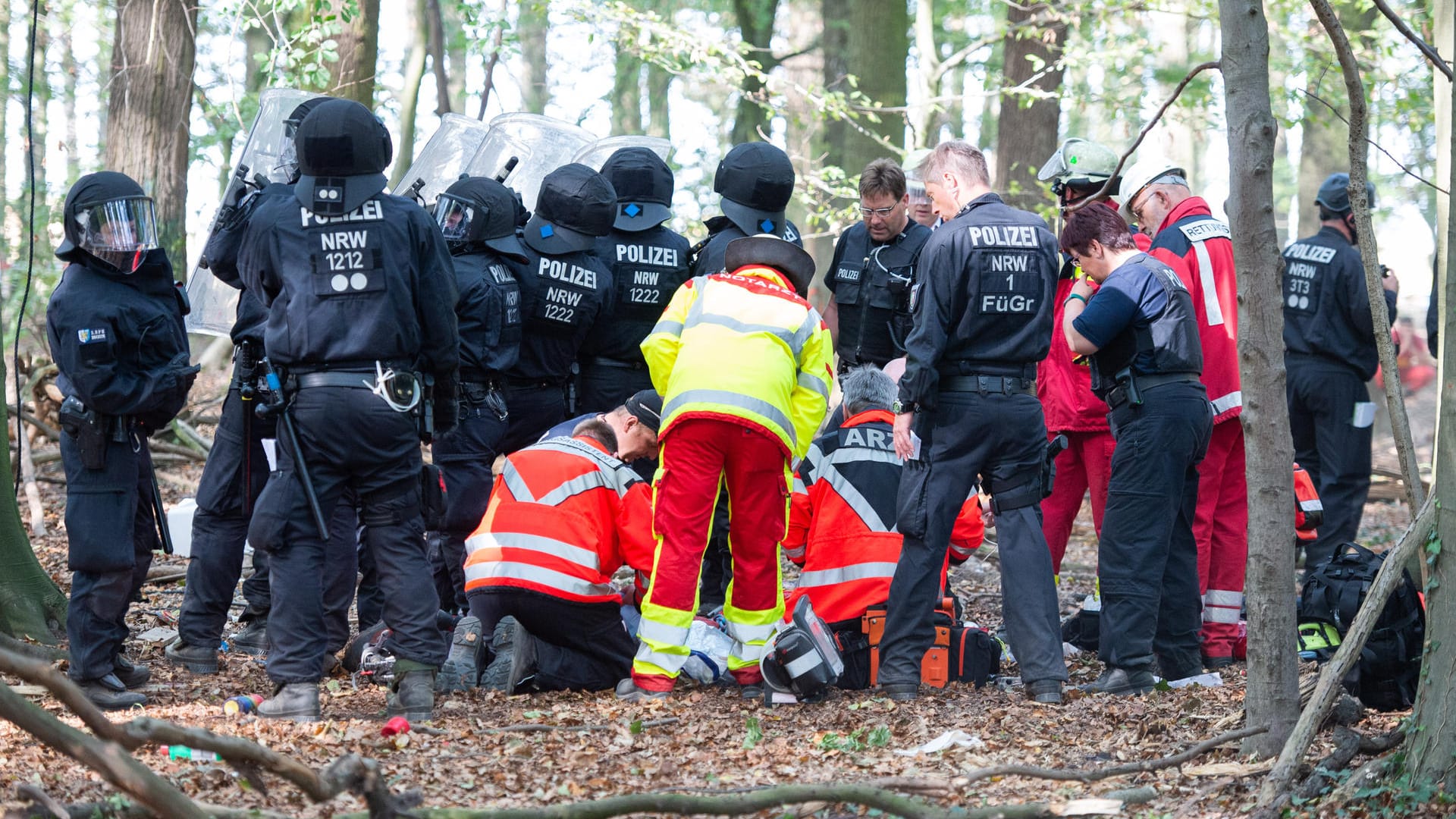 Notärzte kämpften vergebens um das Leben des Mannes, der im Hambacher Forst von einer Hängebrücke an einem Baumhaus gestürzt ist.