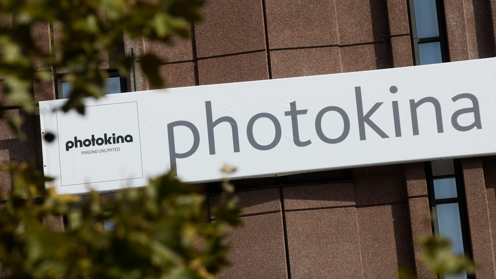 Ein Plakat weist auf den baldigen Beginn der Photokina hin: Die internationale Leitmesse für die Foto-, Video- und Imagingbranche findet Ende September in Köln statt.