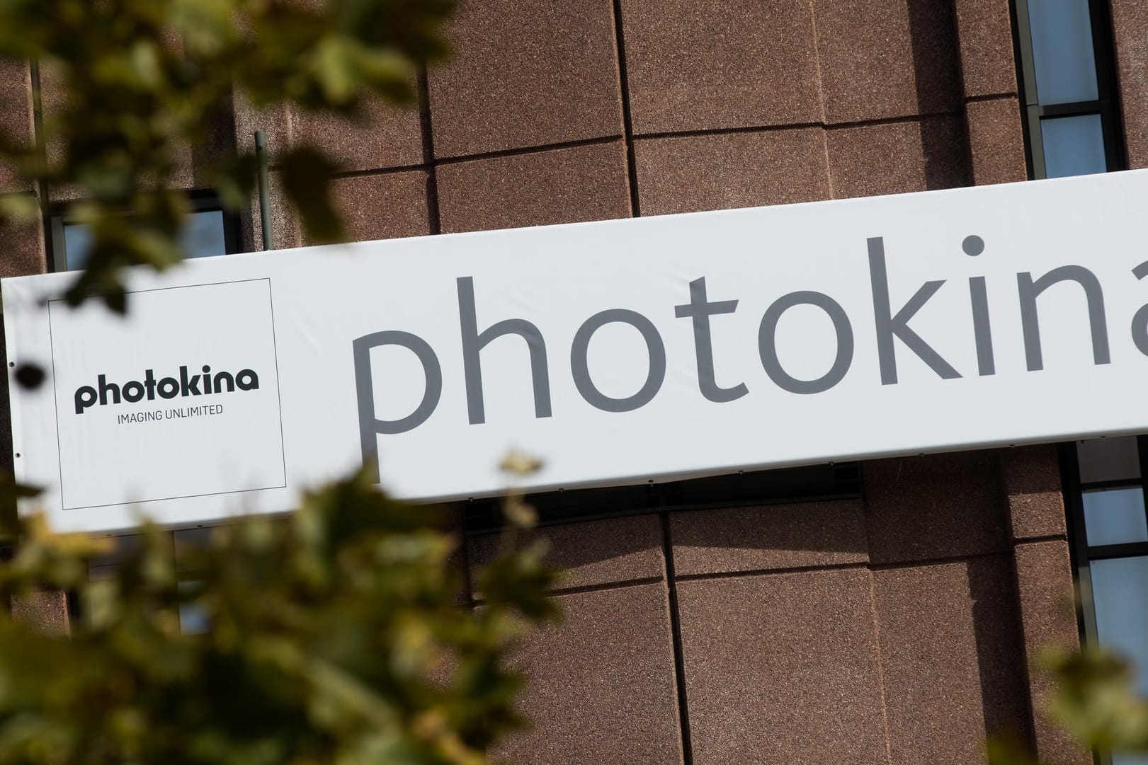 Ein Plakat weist auf den baldigen Beginn der Photokina hin: Die internationale Leitmesse für die Foto-, Video- und Imagingbranche findet Ende September in Köln statt.