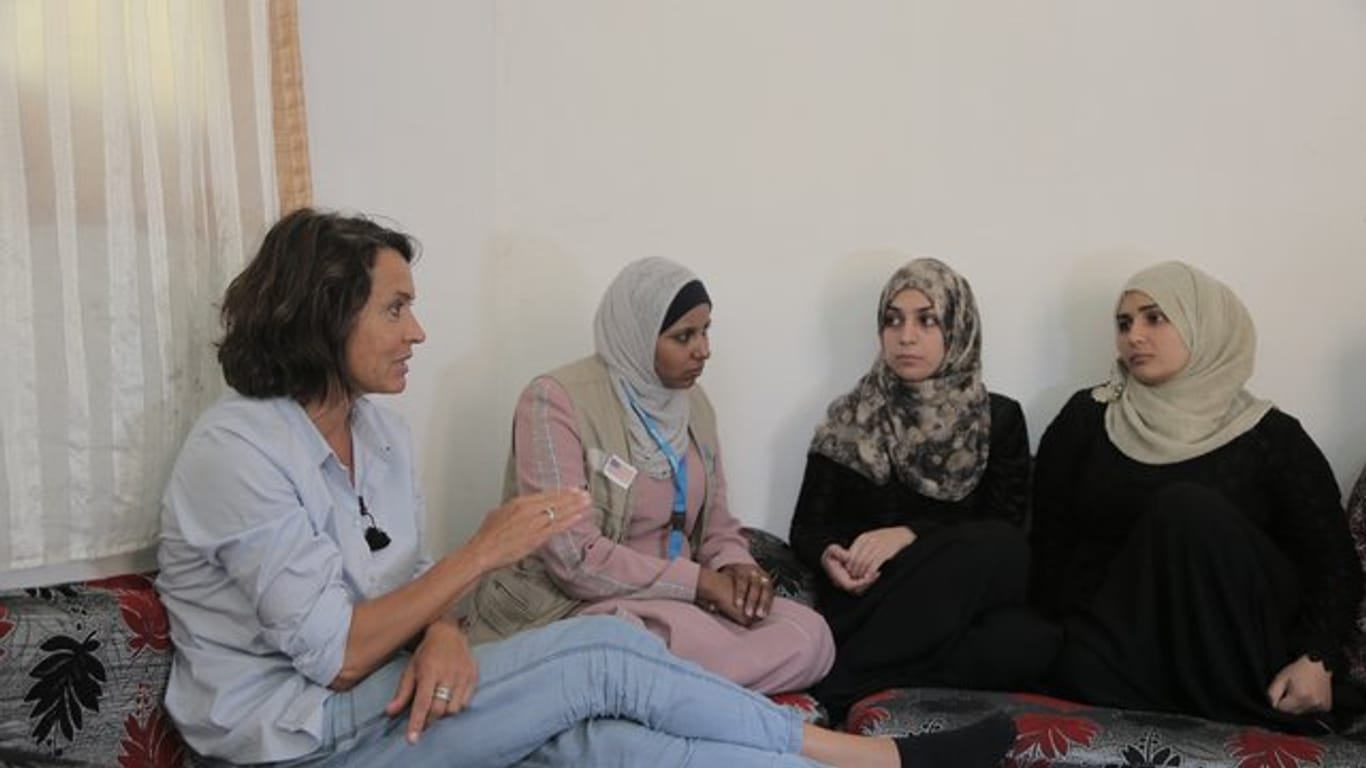 Die deutsche Schauspielerin Ulrike Folkerts (l) spricht mit Syrerinnen.
