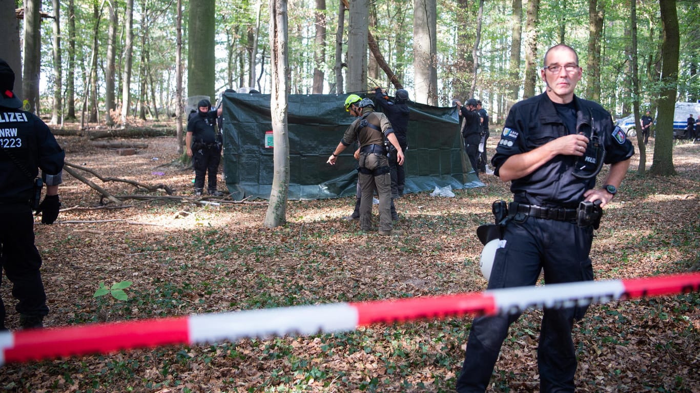 Polizisten sichern die Unglücksstelle: Im Hambacher Forst ist ein Journalist von einem Baum gestürzt.