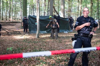 Polizisten sichern die Unglücksstelle: Im Hambacher Forst ist ein Journalist von einem Baum gestürzt.