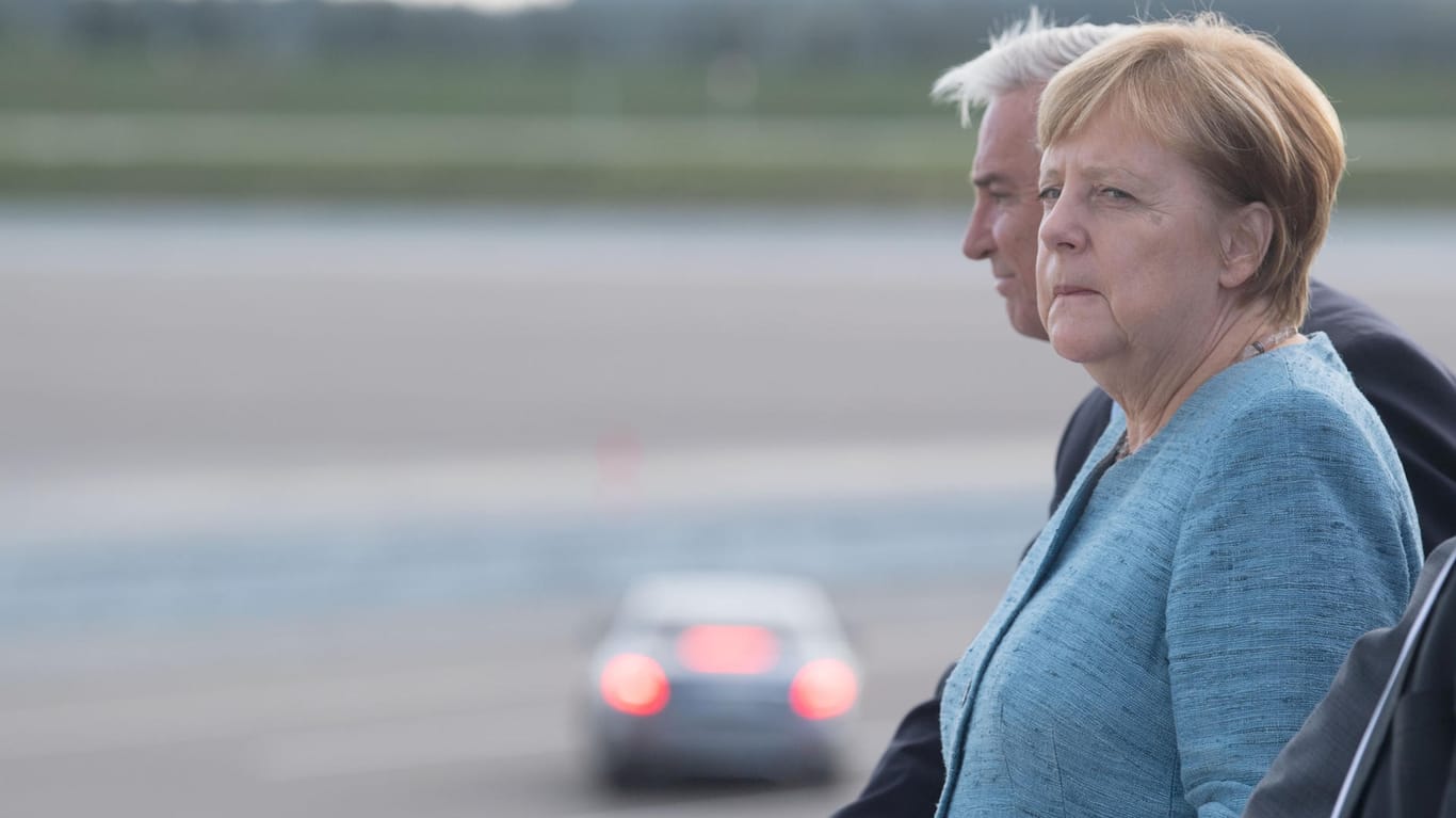 Kanzlerin Angela Merkel bei der Inbetriebnahme eines neuen Prüf- und Technologiezentrum von Daimler: Laut einer aktuellen Civey-Umfrage attestiert eine deutliche Mehrheit der Deutschen Kanzlerin Merkel in der Maaßen-Debatte Führungsschwäche.