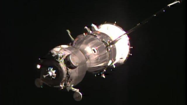 Trotz einer Beschädigung ist die Sojus-Kapsel nach Ansicht von Experten voll tauglich für den Rückflug von Alexander Gerst. Trotz einer Beschädigung ist die Sojus-Kapsel nach Ansicht von Experten voll tauglich für den Rückflug von Alexander Gerst.