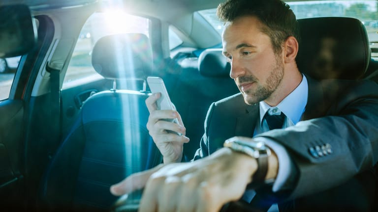 Tippen einer SMS beim Fahren: Mit einem Handy am Steuer werden Gefahren später oder gar zu spät erkannt. Der Grund: Die Reaktion ist stark verzögert.
