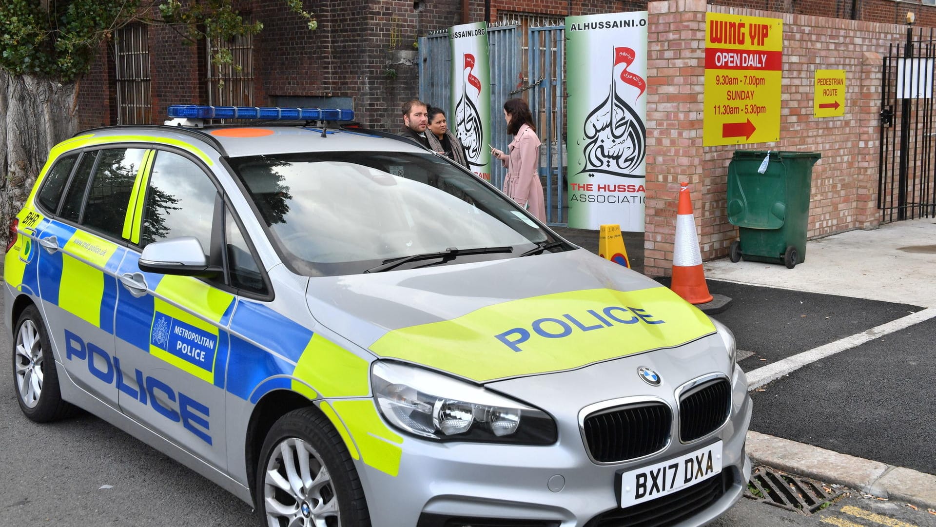 Polizeiwagen außerhalb der Hussaini Association in London: drei Männer wurden verletzt, als hier ein Auto in eine Gruppe Menschen gefahren ist.